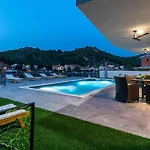 Beautiful Home In Blace Σπίτι διακοπών *
